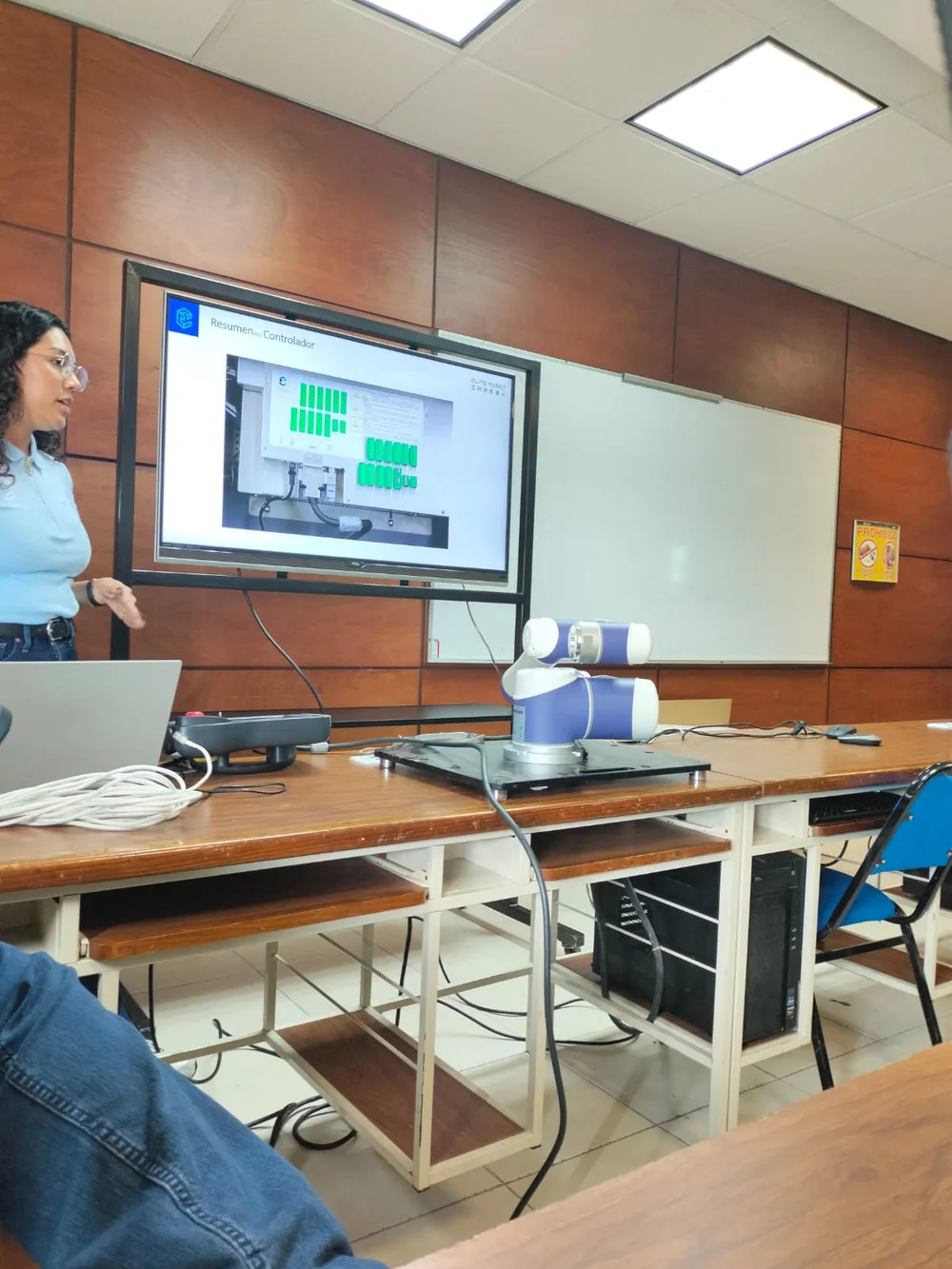 Sesión de capacitación con la celda en la sala