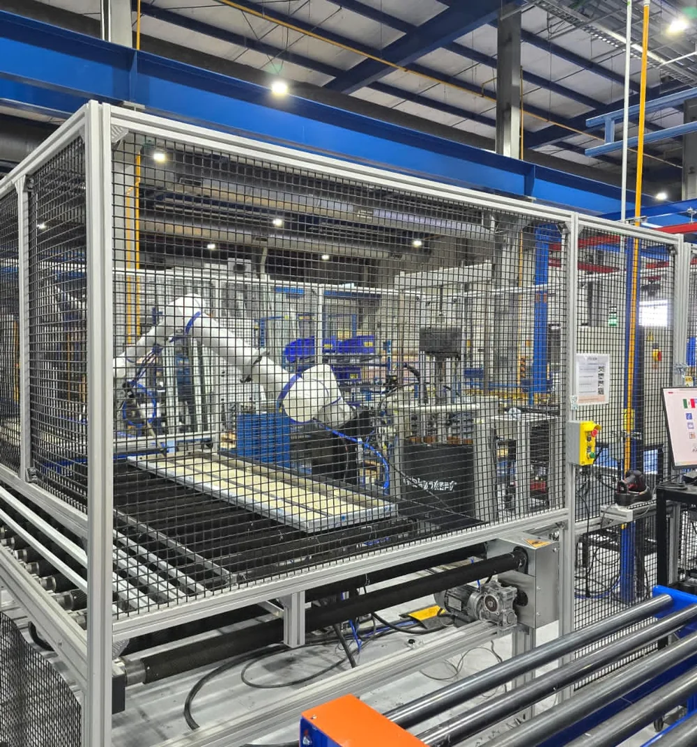 Celda cerrada con robot industrial en línea
