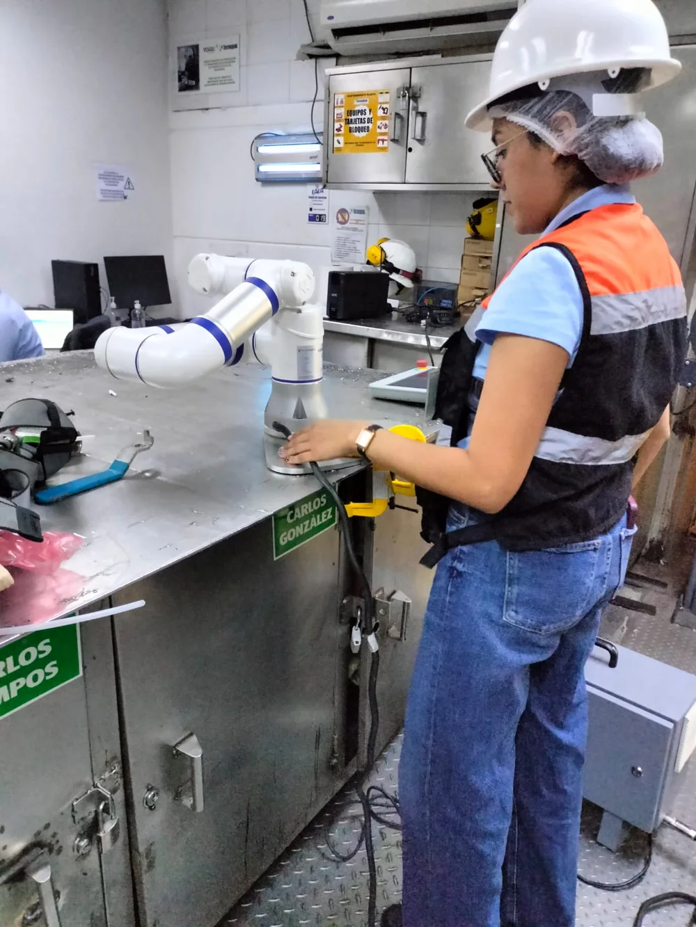 La operadora trabaja junto al brazo, en su misma estación