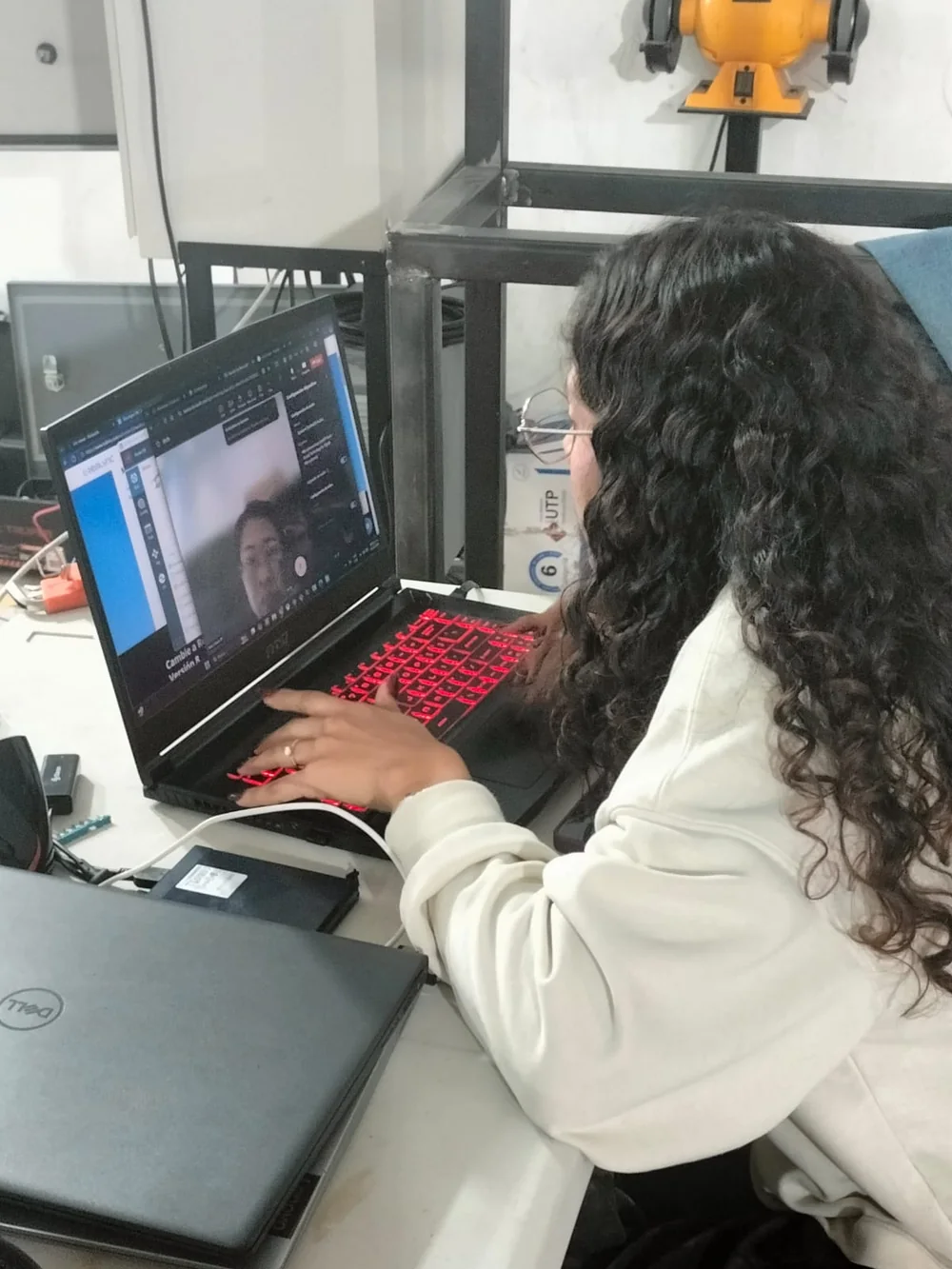 Sesión de trabajo en línea sobre el equipo